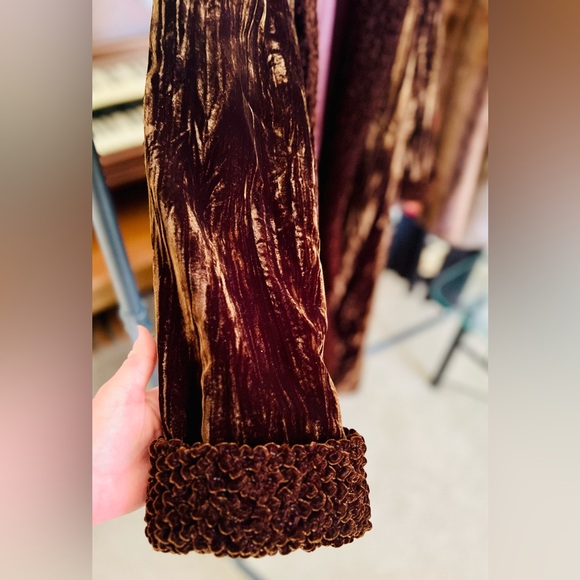 CHAYES DESIGNS - VELVET - FULL LENGTH, HOODED SWING COAT - COLOR: WINE, SIZE: XS - Picture 4 of 5